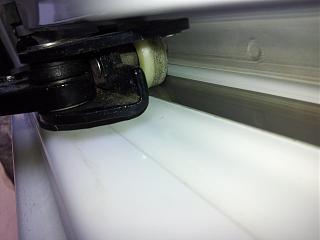 Накладка под ролик сдвижной двери-20130420_125414.jpg